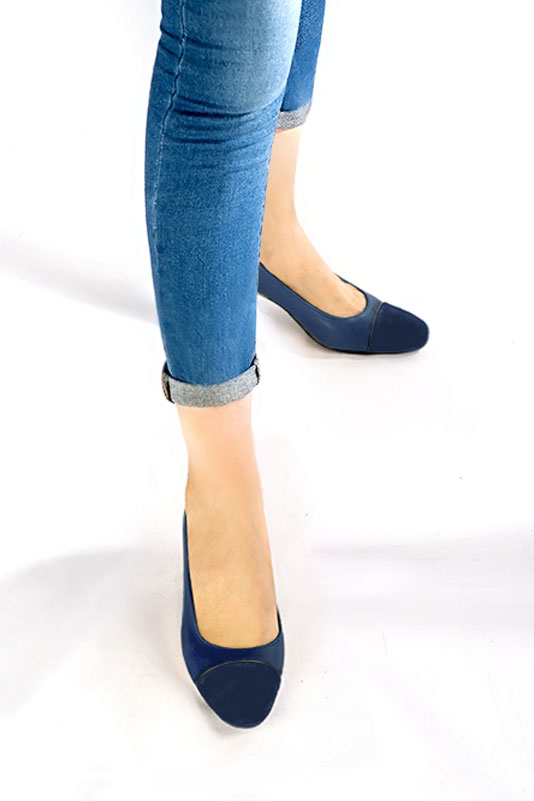 Navy blue women's dress pumps, with a round neckline. Round toe. Medium block heels. Top view - Florence KOOIJMAN